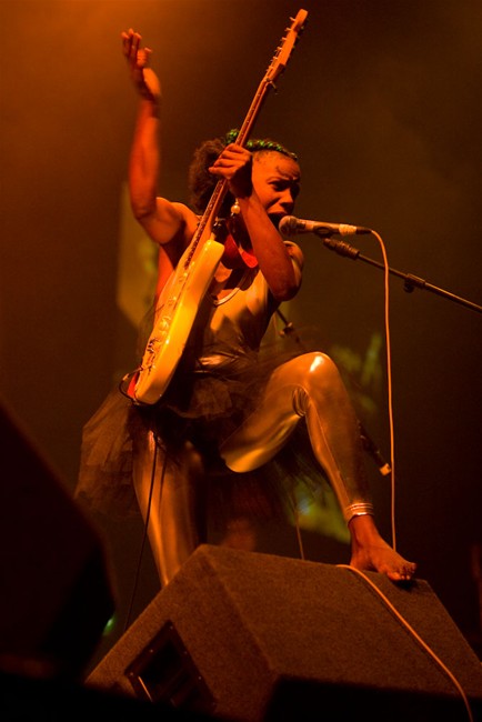 The-Noisettes-at-Wembley-12.jpg